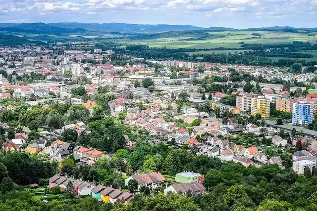 Widok z góry na zabudowę mieszaną: bloki mieszkalne obok domów jednorodzinnych i pasów zieleni